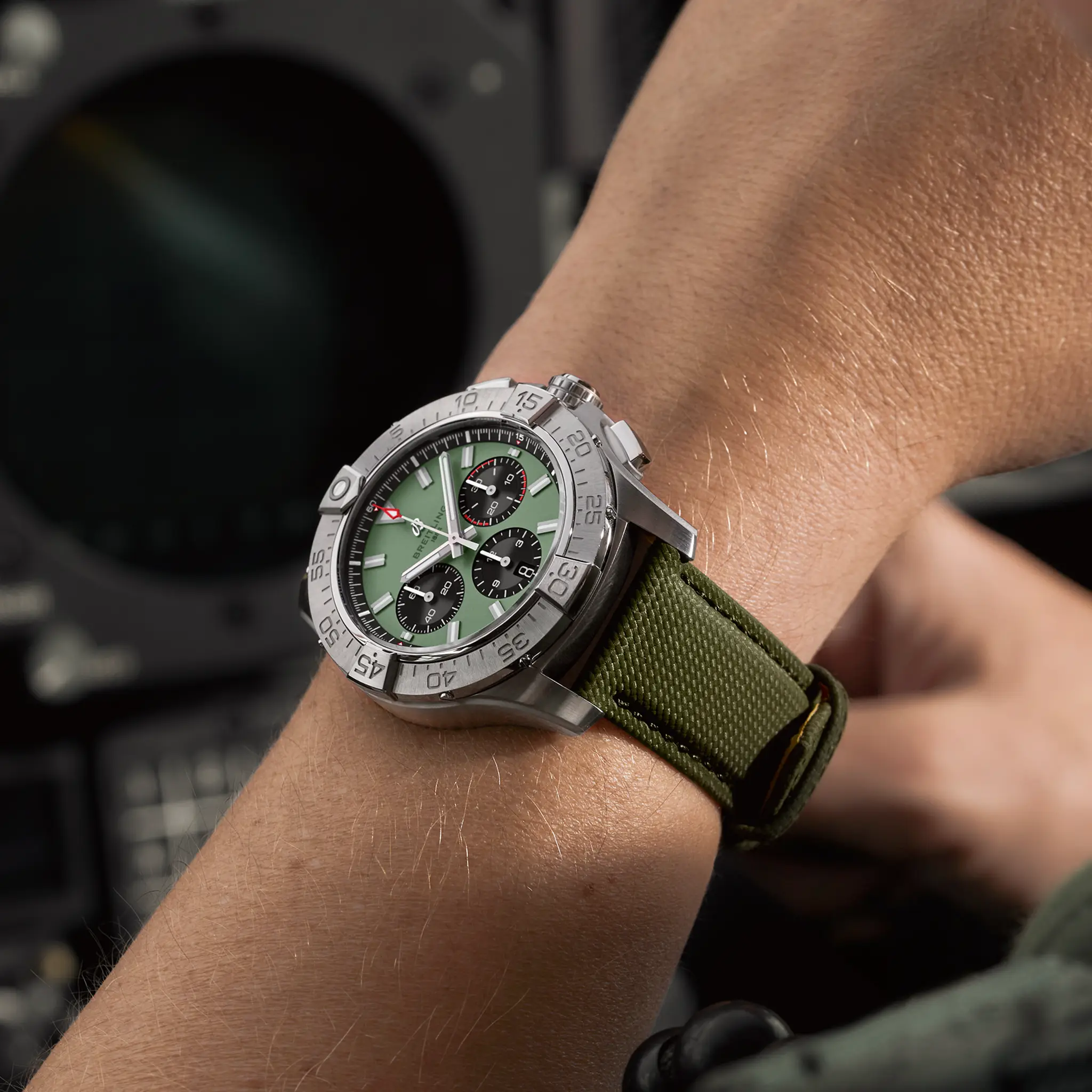 On-wrist scale of the 44 mm case