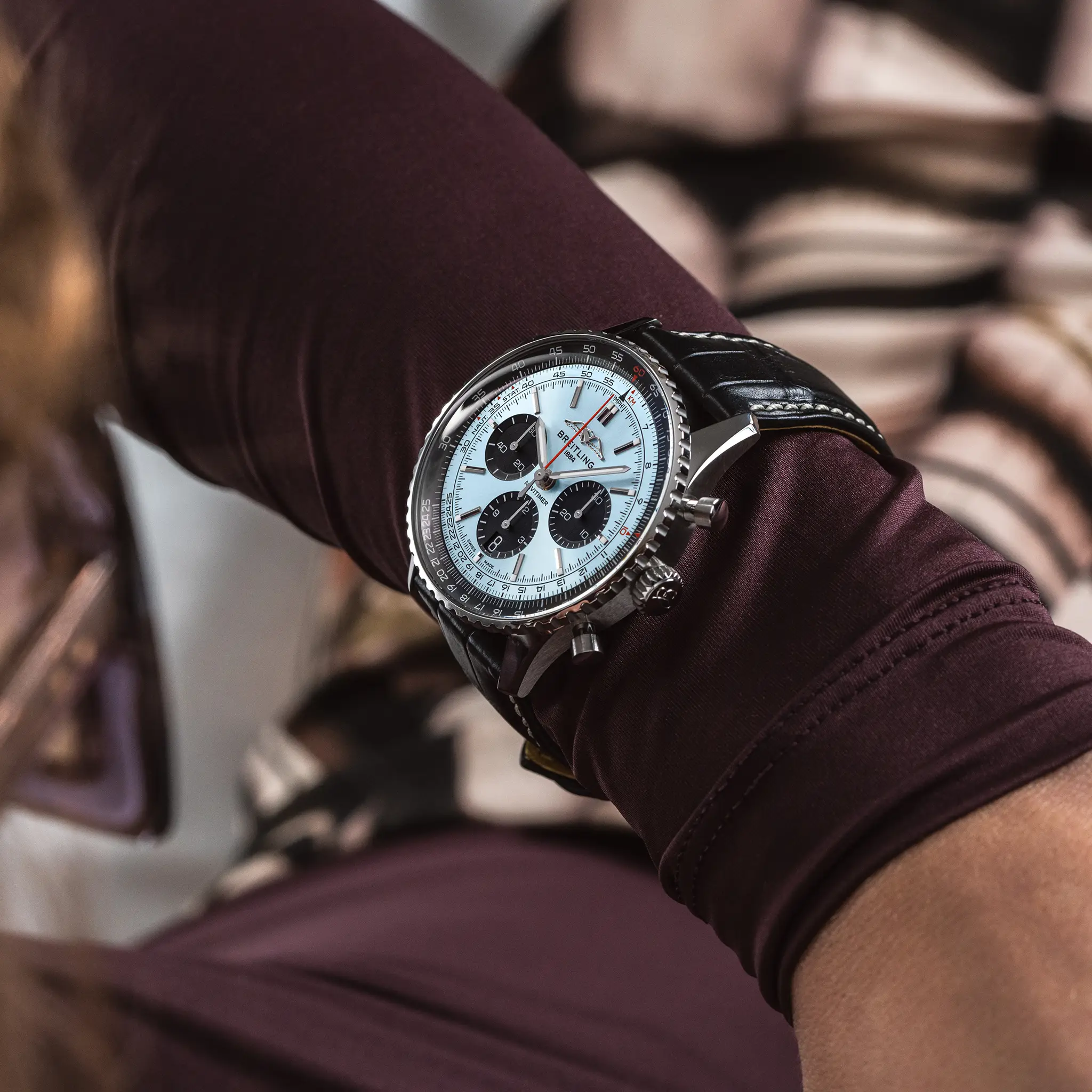 On-wrist scale of the 43 mm Navitimer case