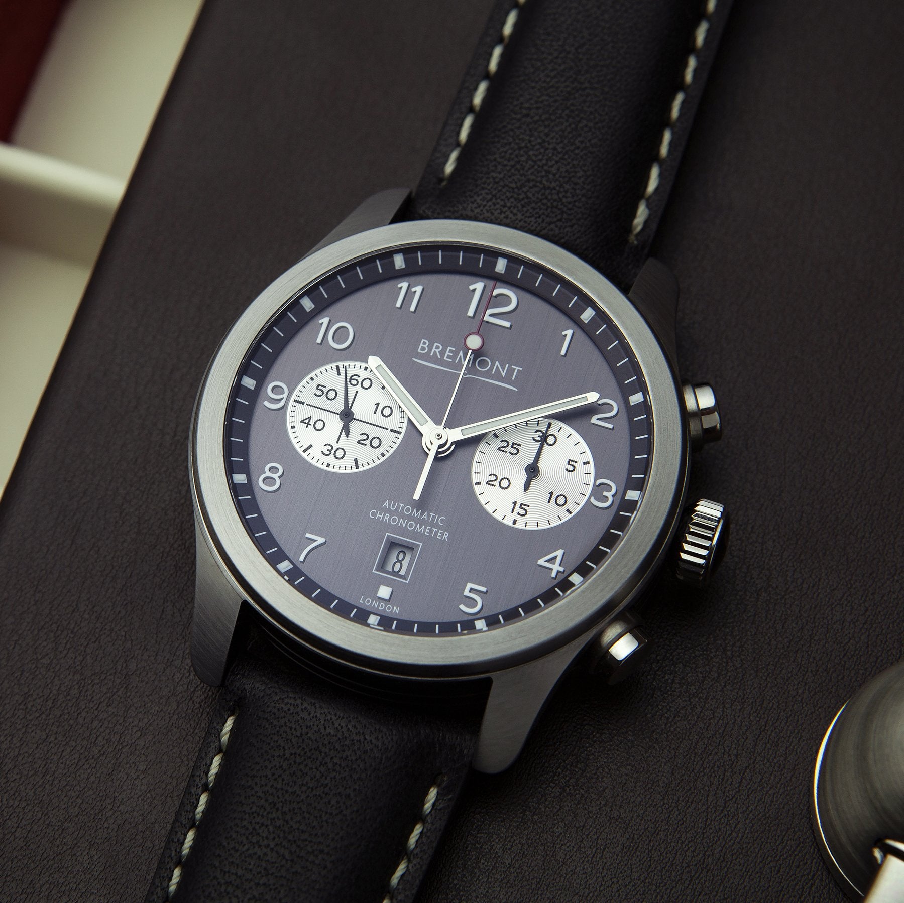 Lifestyle dial view of the anthracite chronograph