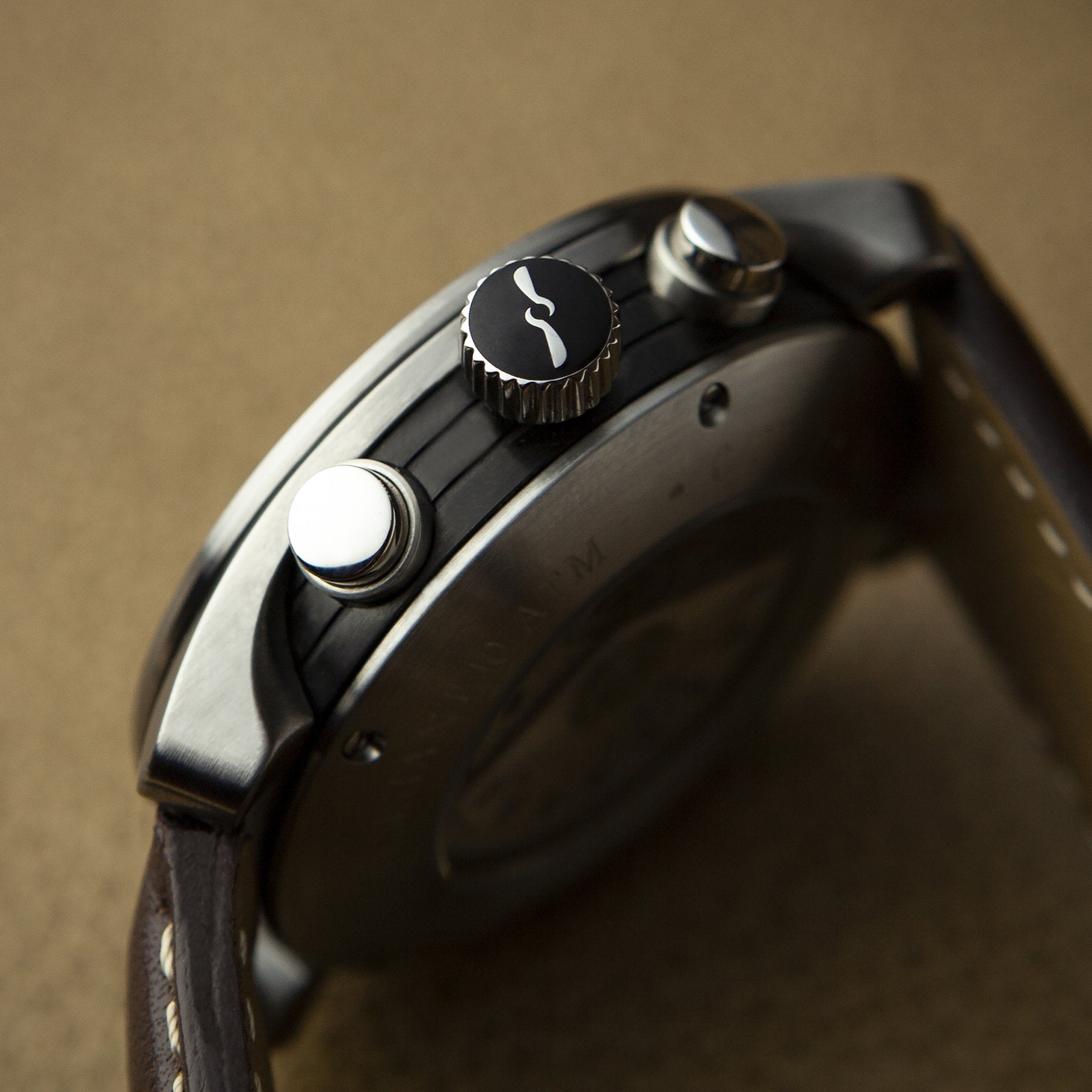 Chronograph pushers and crown detail