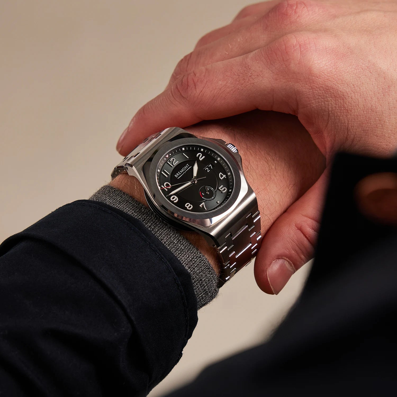 Supernova worn on the wrist with integrated bracelet