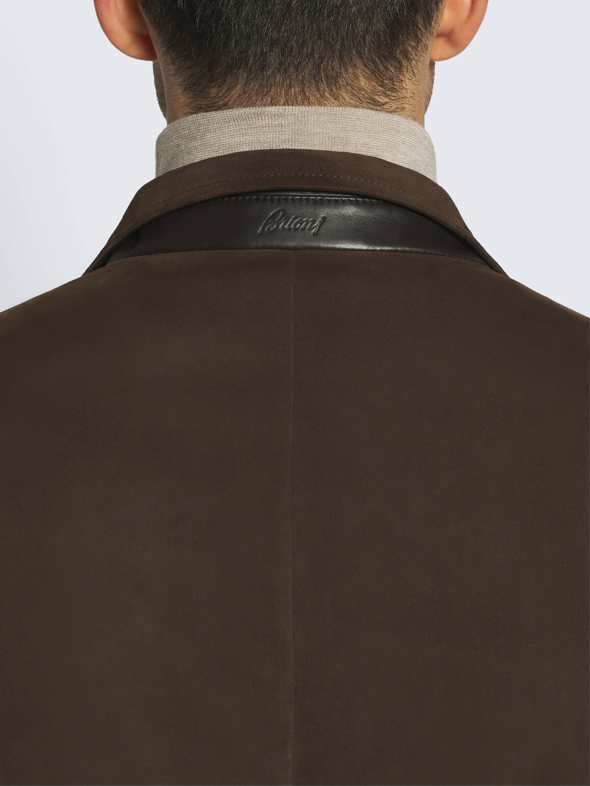Leather collar detail