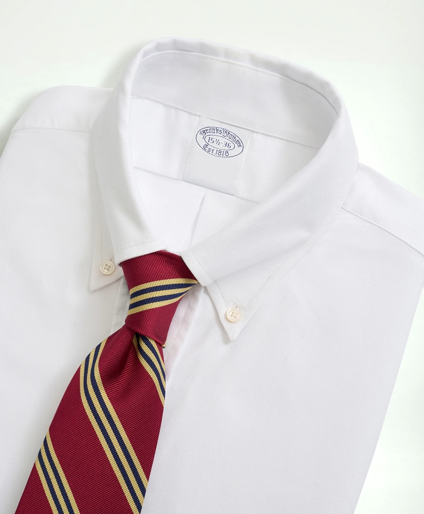 Collar roll and tie detail
