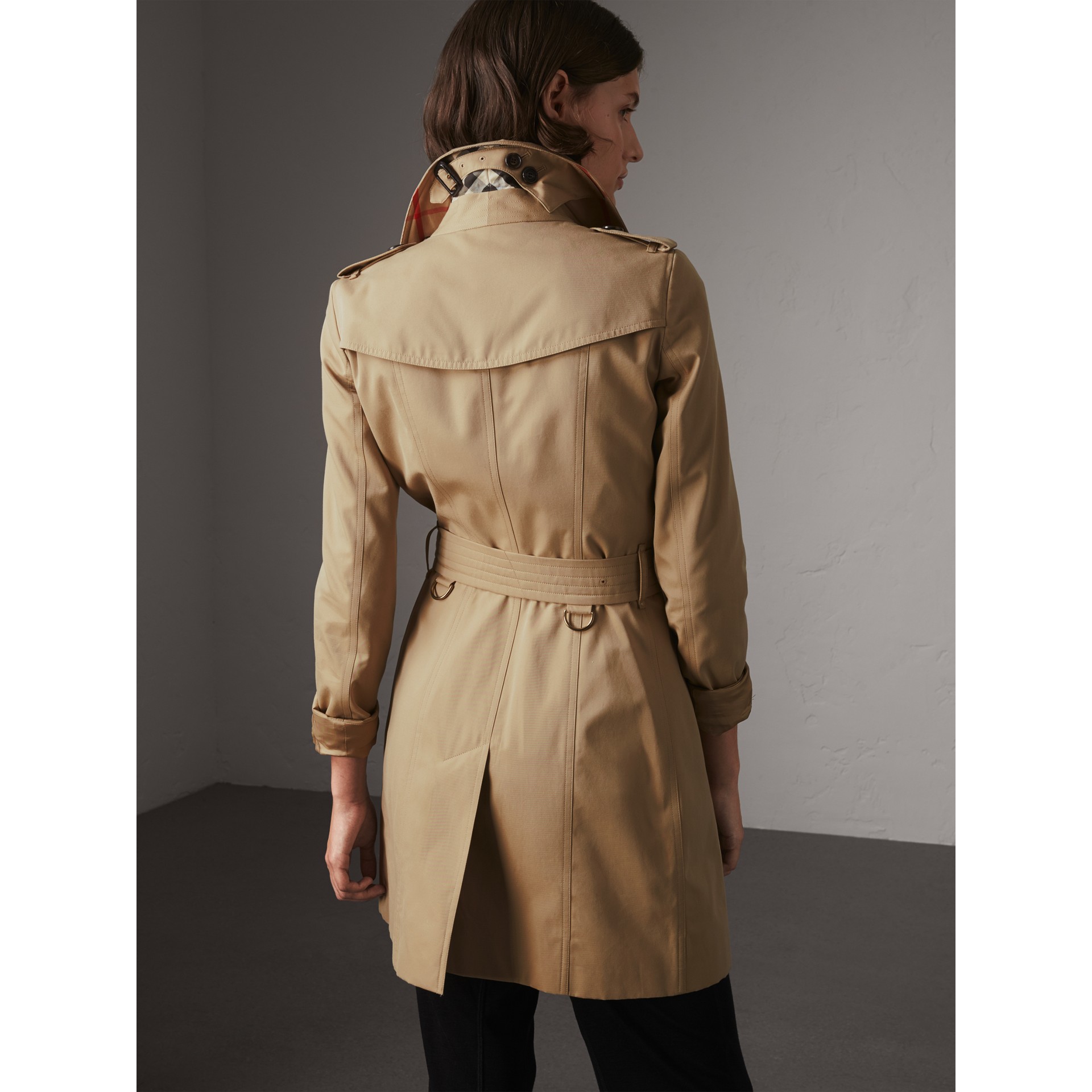 Back view — the slim line, back yoke and D-ring belt