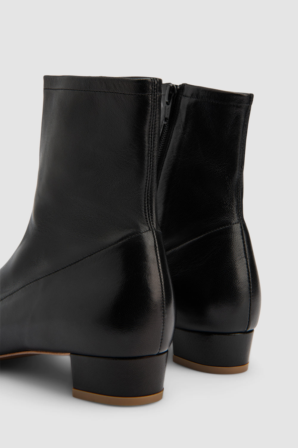 official alternate angle — Este Black Leather Ankle Boot