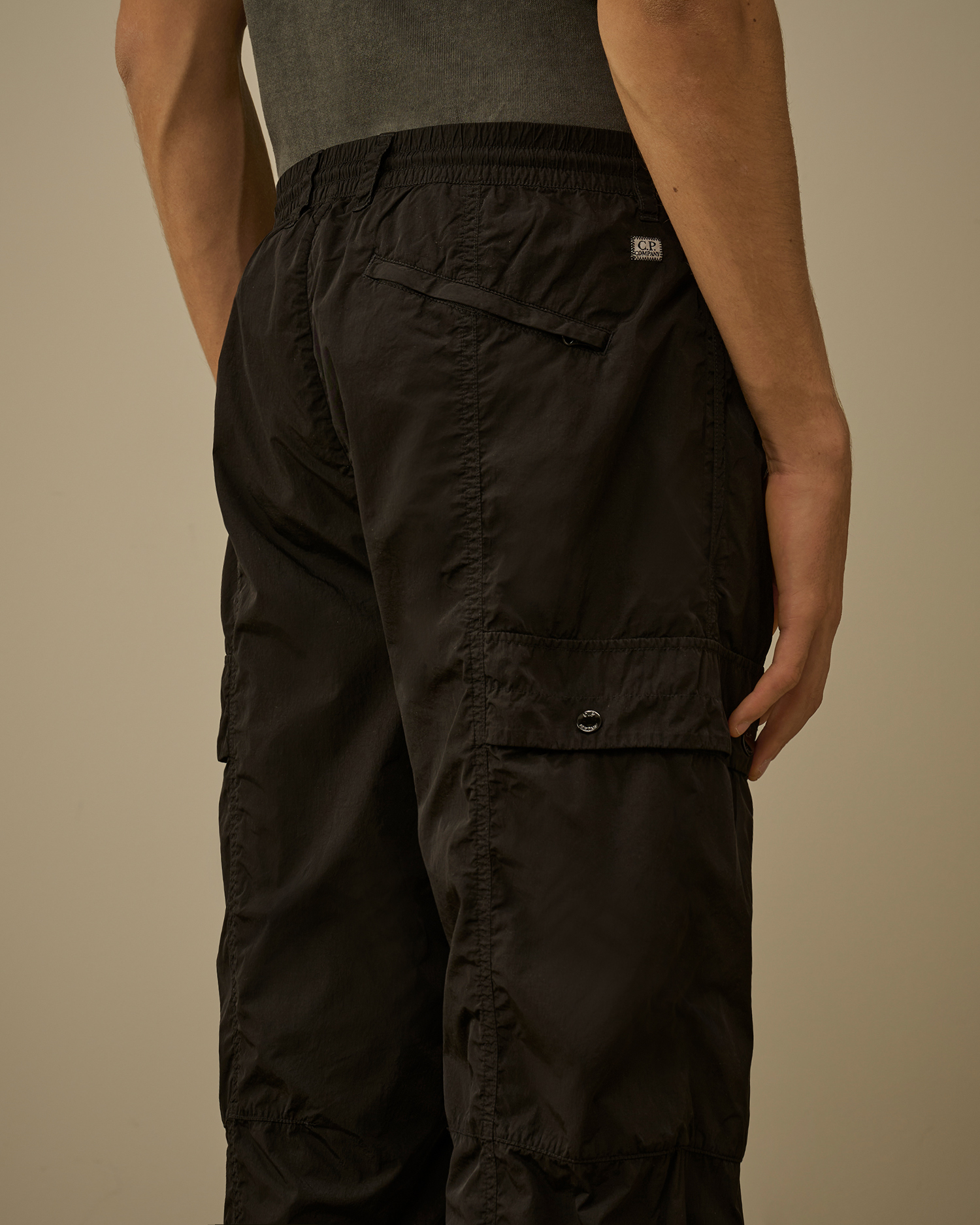Lens cargo pocket detail