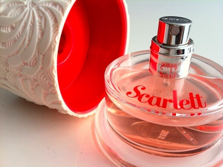 Scarlett bottle detail in red and white