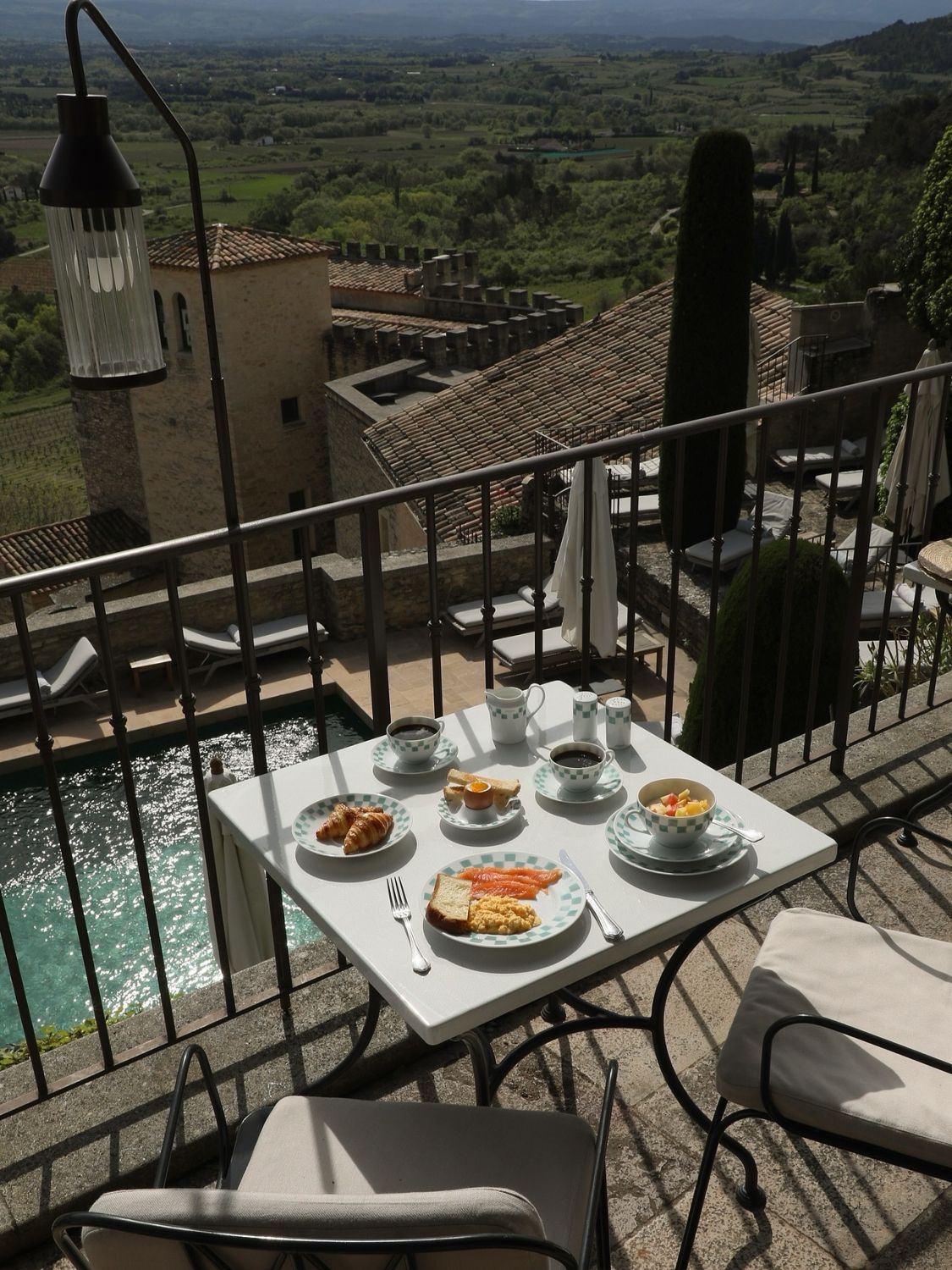 Café table setting
