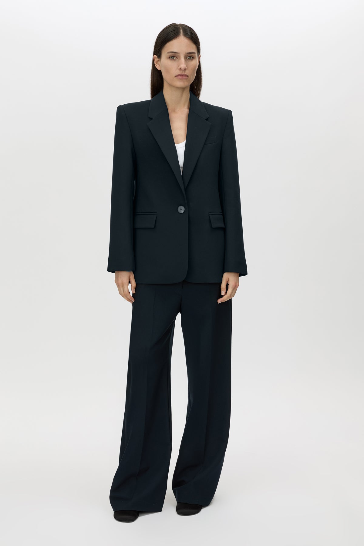 Tailored navy suit styling