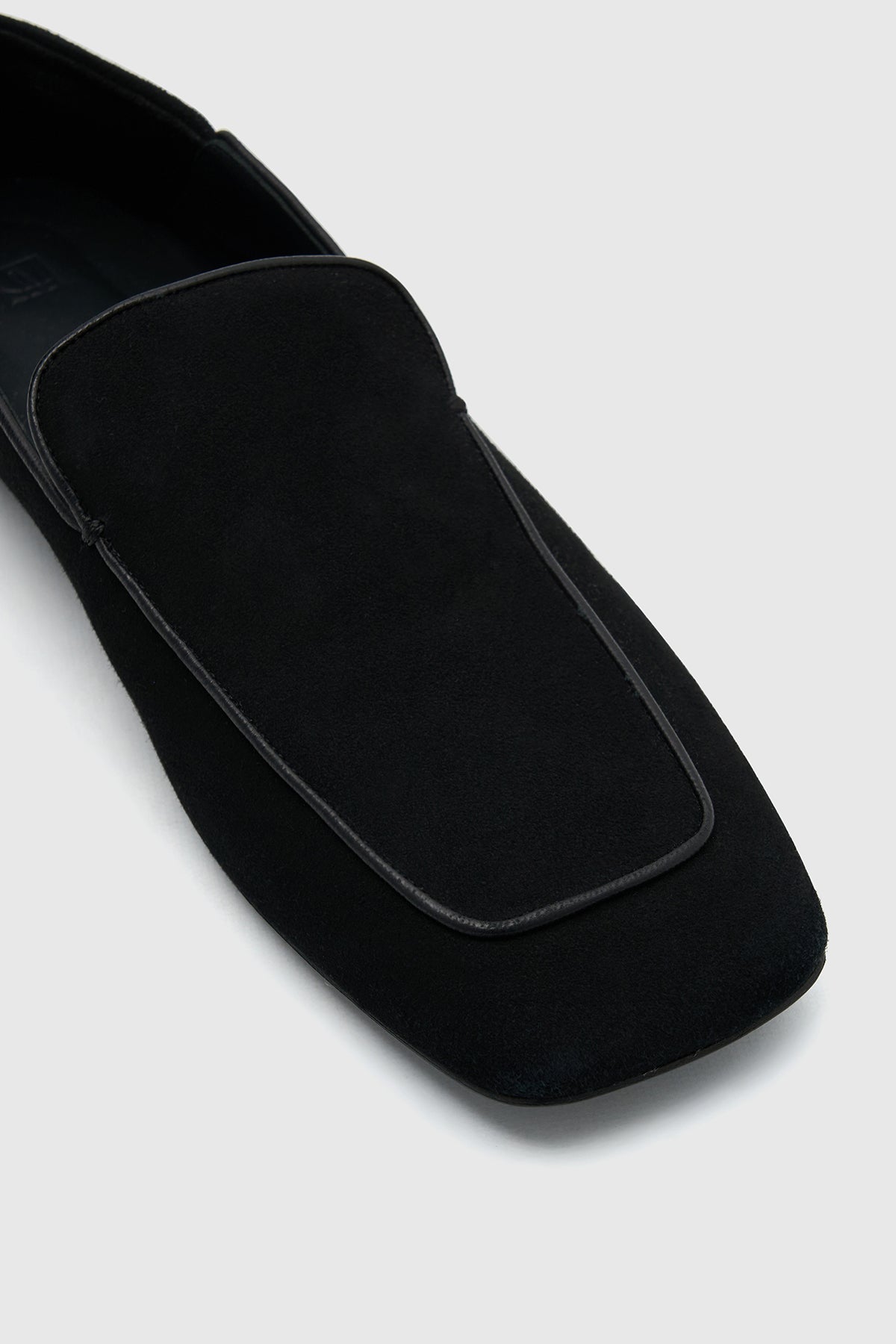 Toe and piping closeup