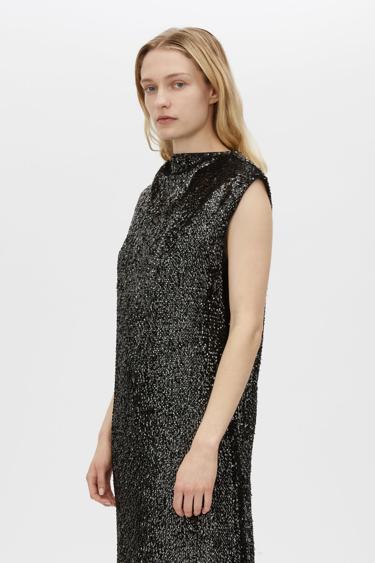 High neck and sequin texture