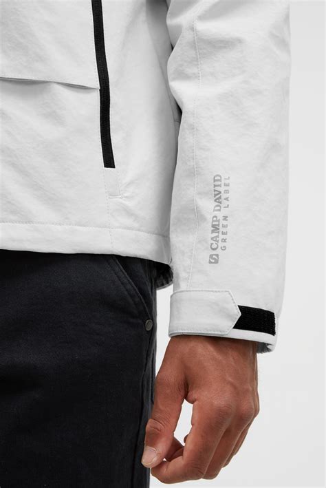 sleeve and zipper detail