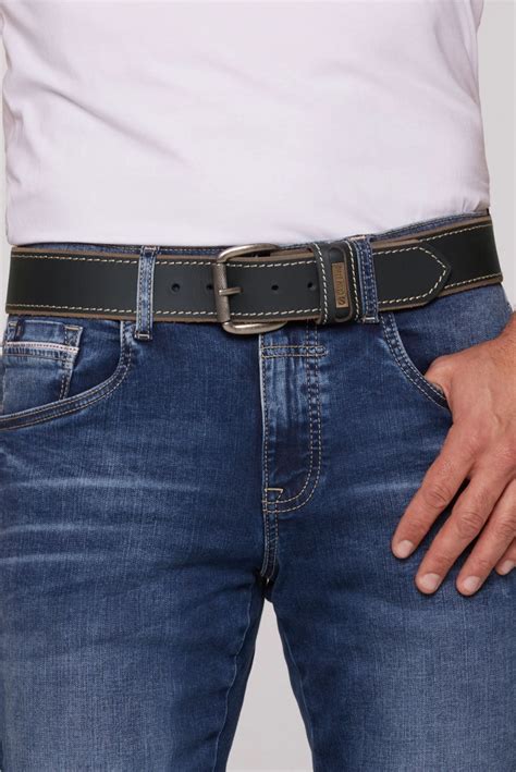 Gürtel aus Leder mit Kontrastnaht und Logo-Plakette