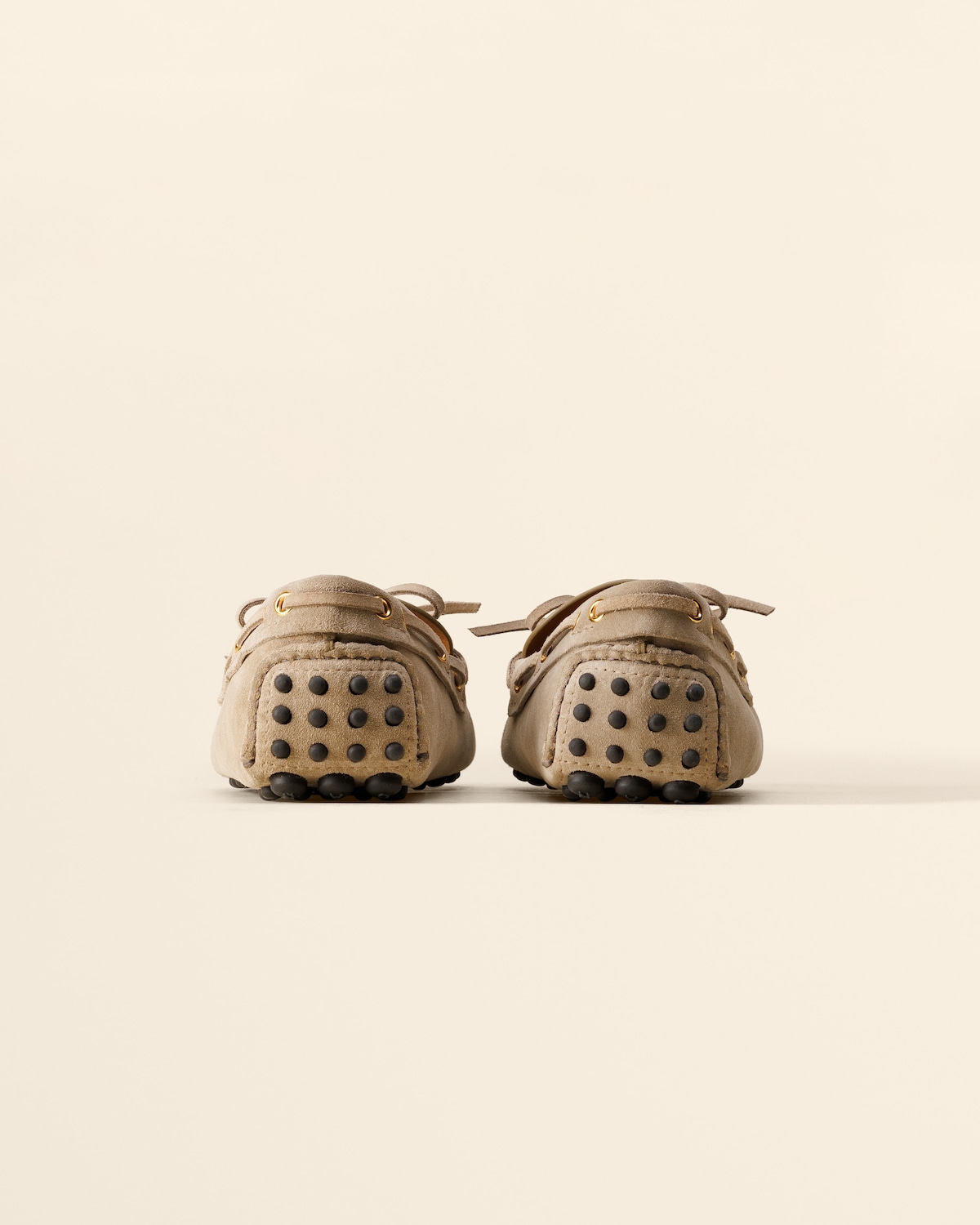 Heel view showing the wraparound dotted sole