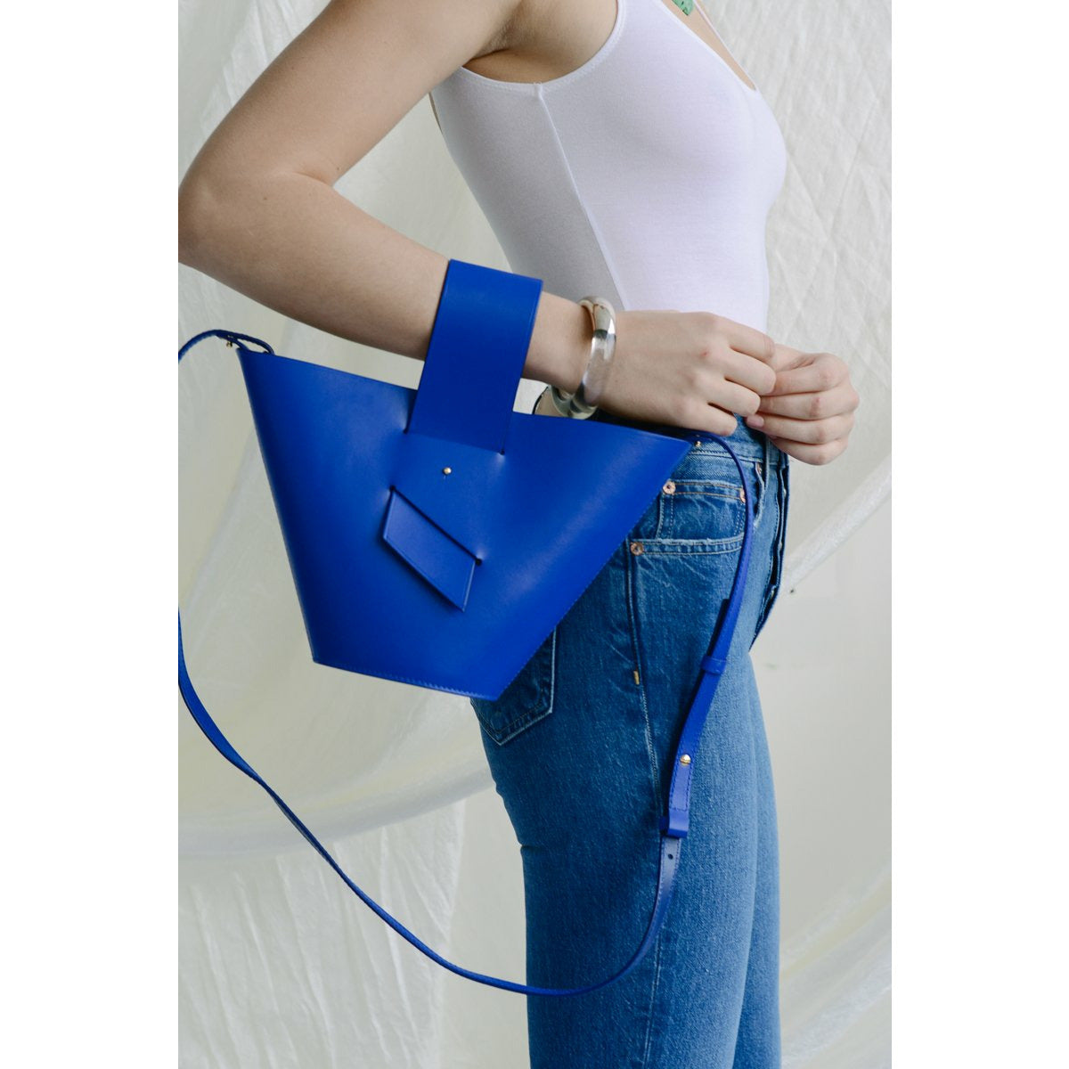 alternate blue colourway showing the architecture