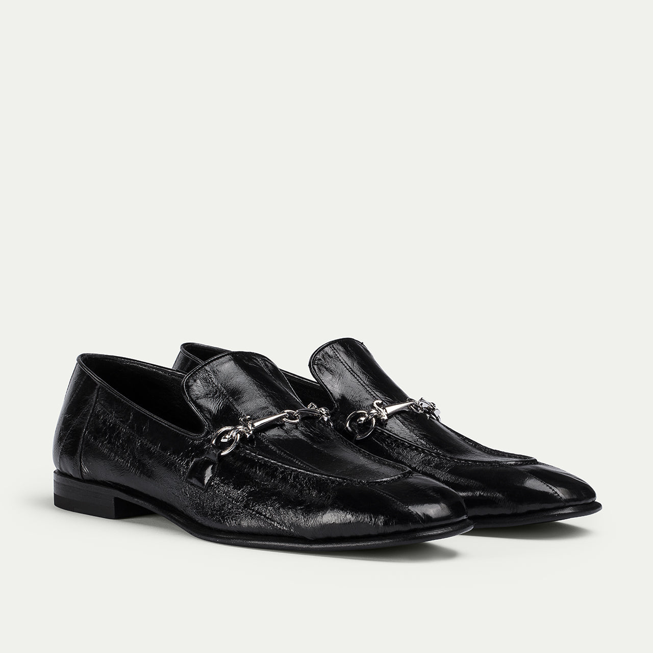 Square-toe profile and lustrous ribbed texture
