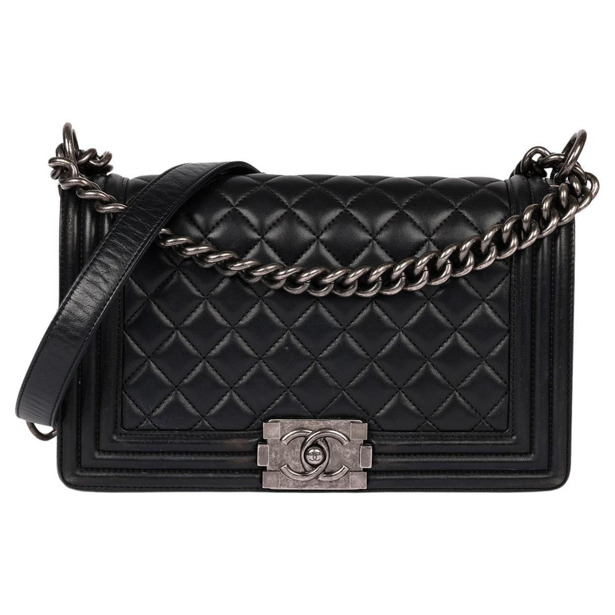 Medium in black lambskin with ruthenium chain