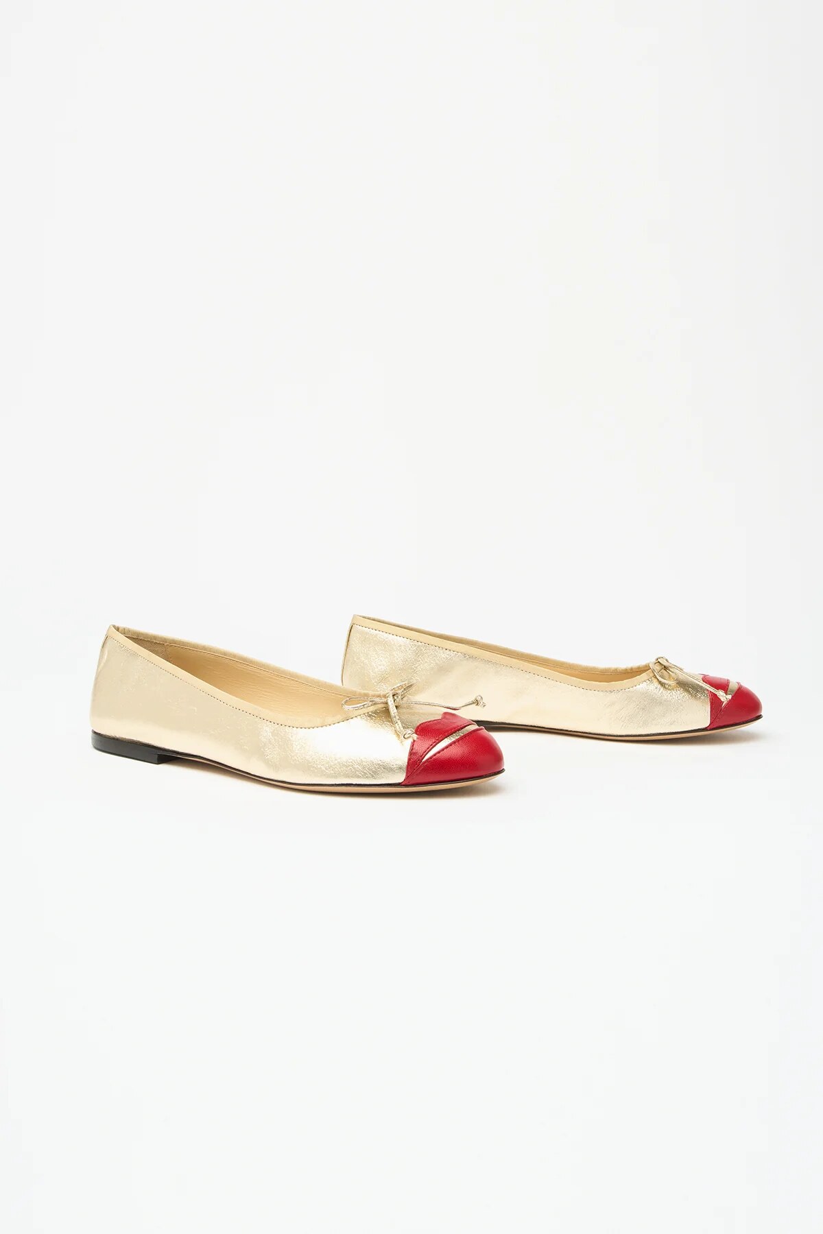 red lips toe detail
