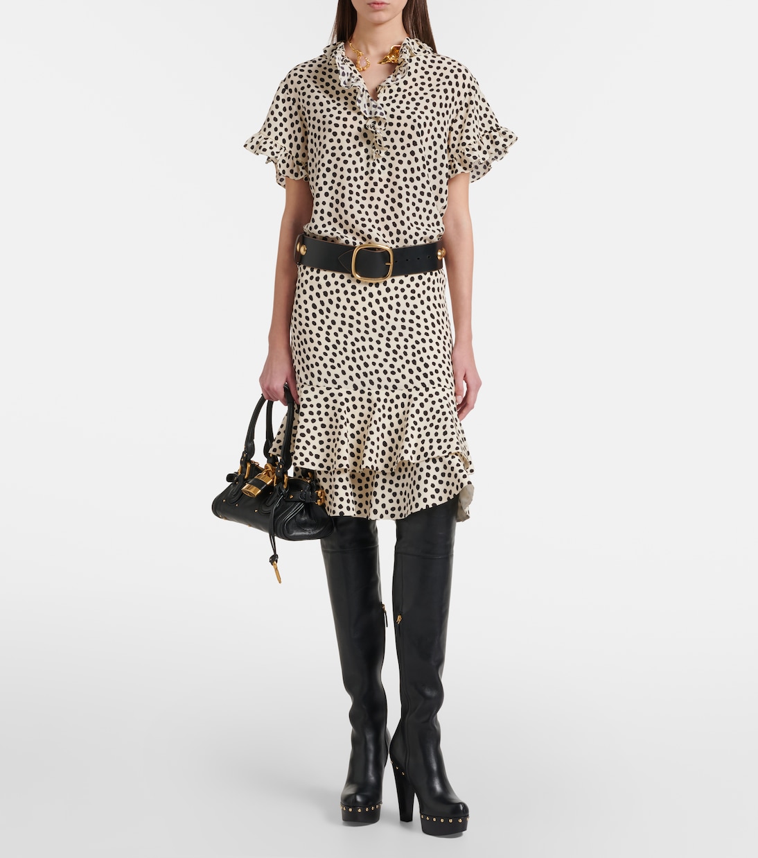 Carried — the everyday top-handle proportion