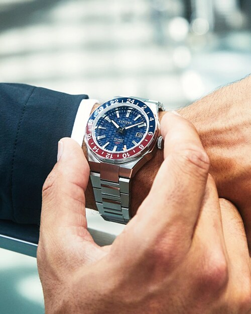 red-blue bezel detail