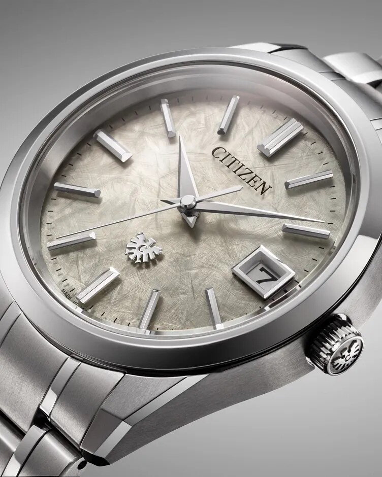 washi-textured dial closeup