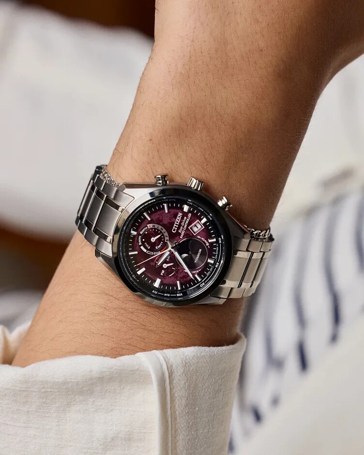bracelet and dial angle