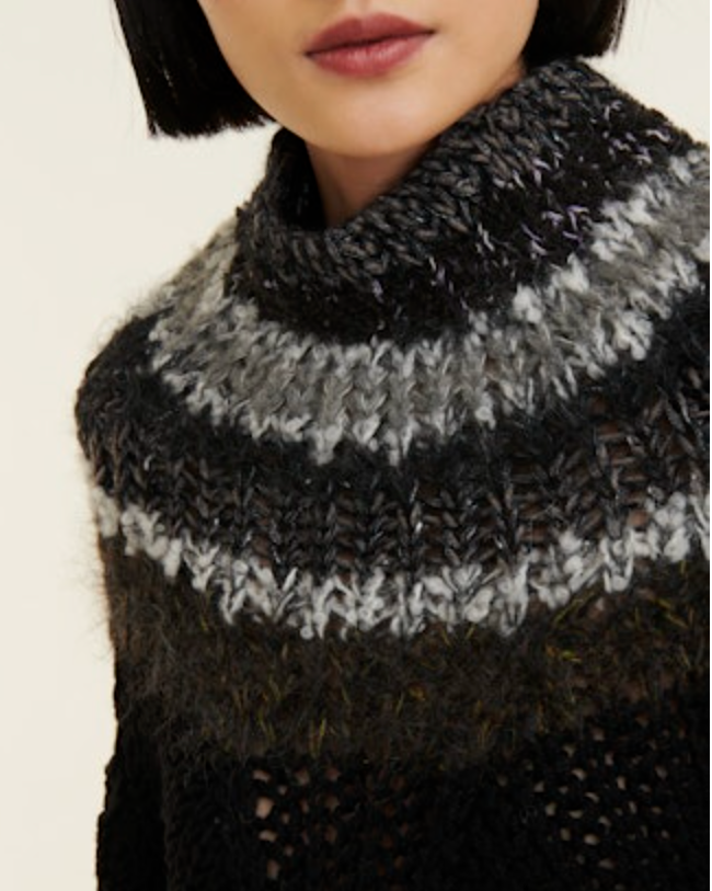 neckline detail