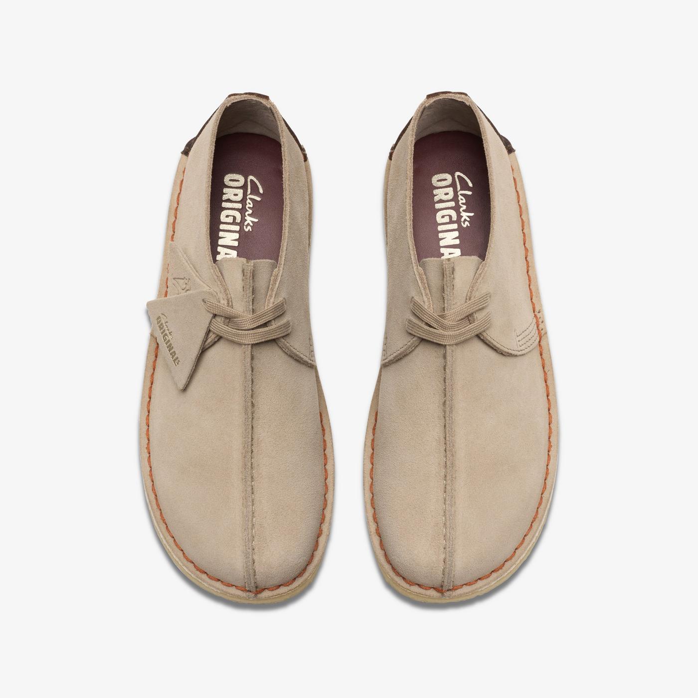 Top view of the broad, foot-shaped fit