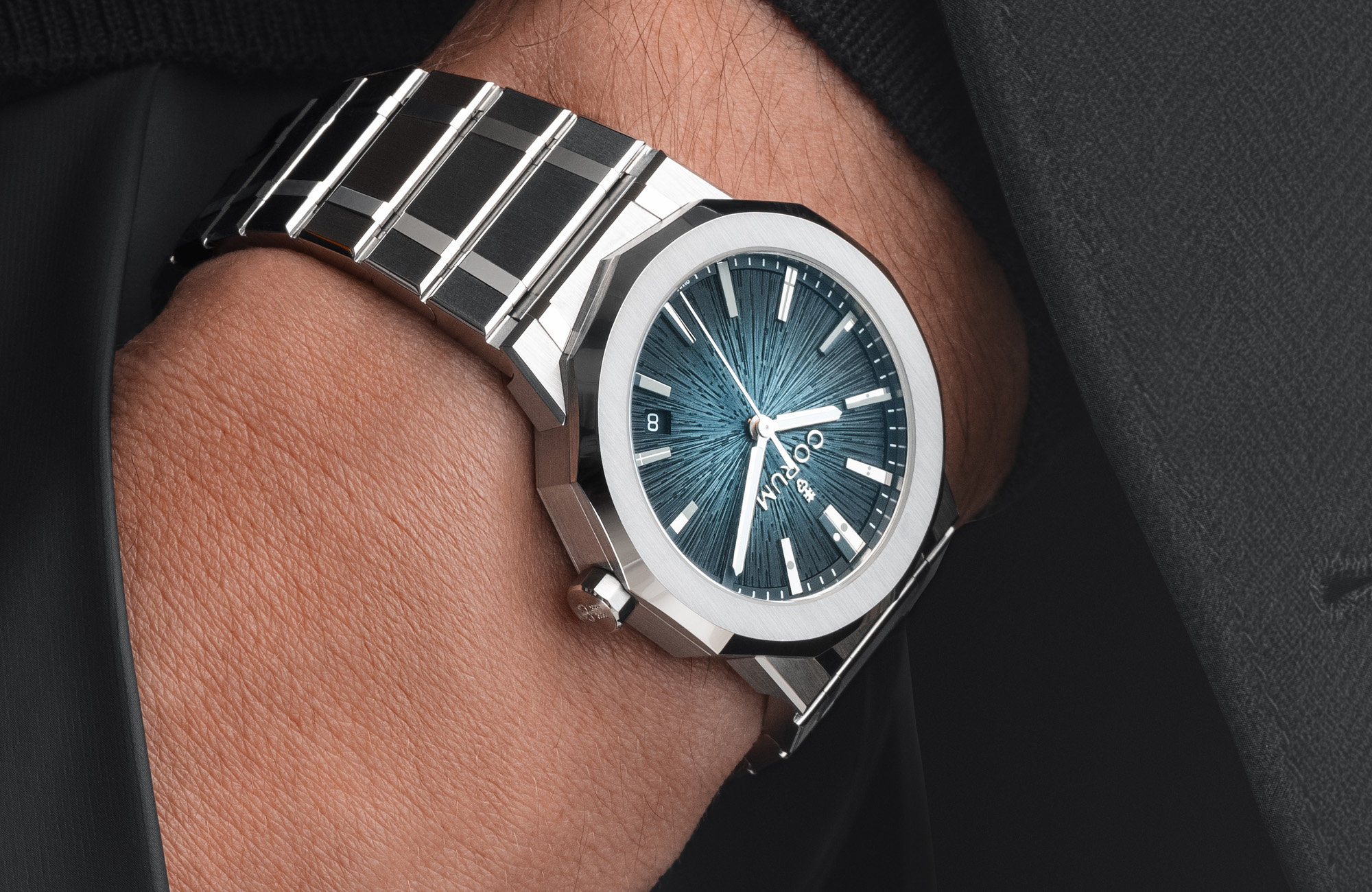 Wrist view with the monochrome nautical-pennant markers