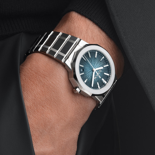 Close crop of the 39 mm case profile