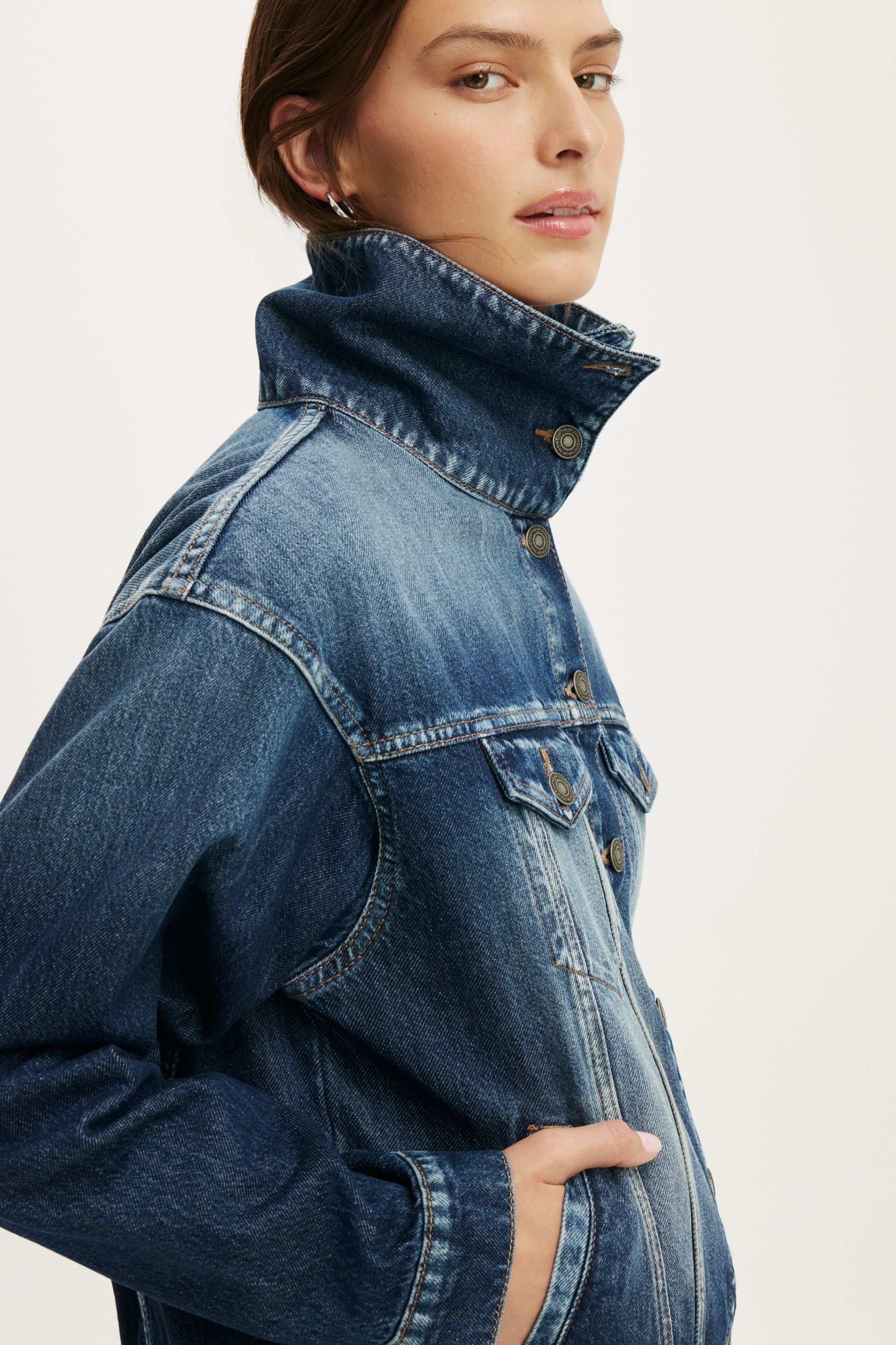 collar and chest pocket detail