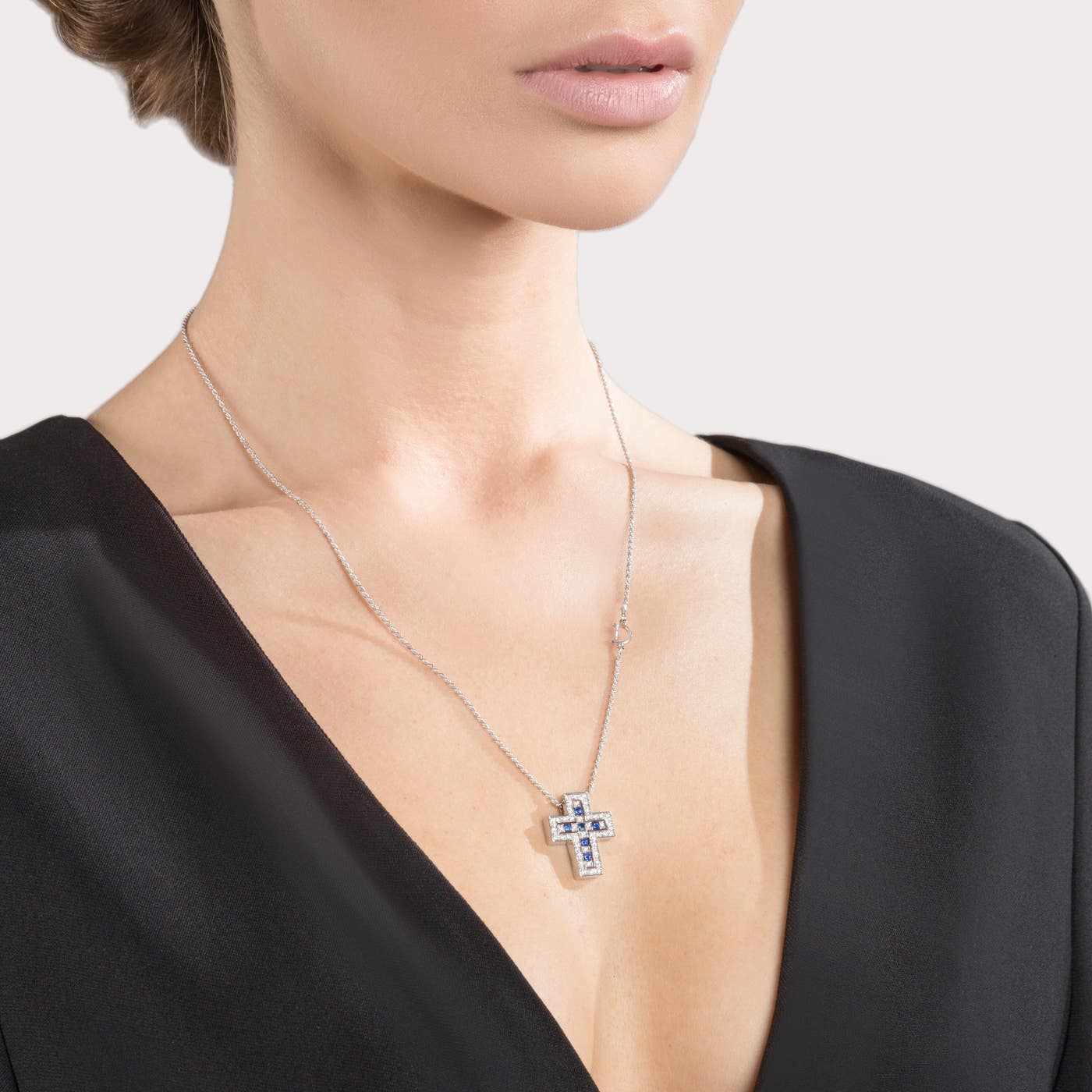 Close neckline view of the geometric pendant