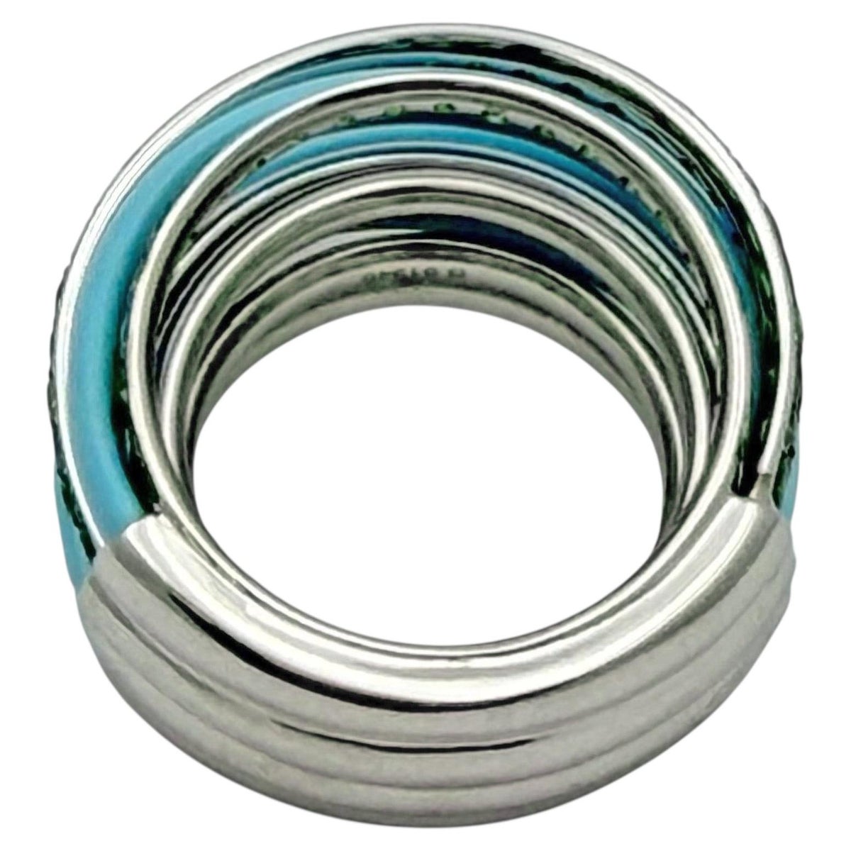 Interior view with polished white-gold bands