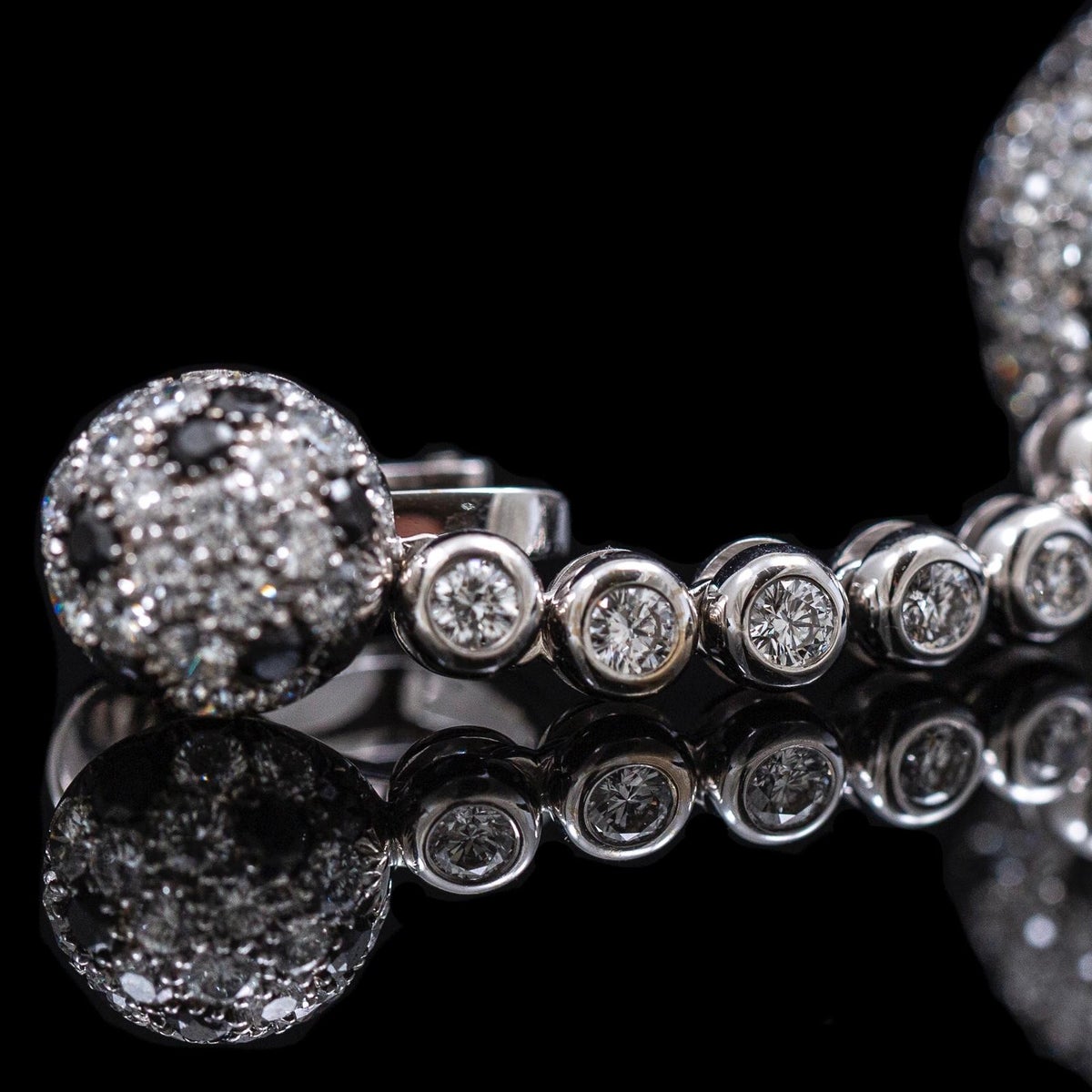 Close-up of the articulated diamond links
