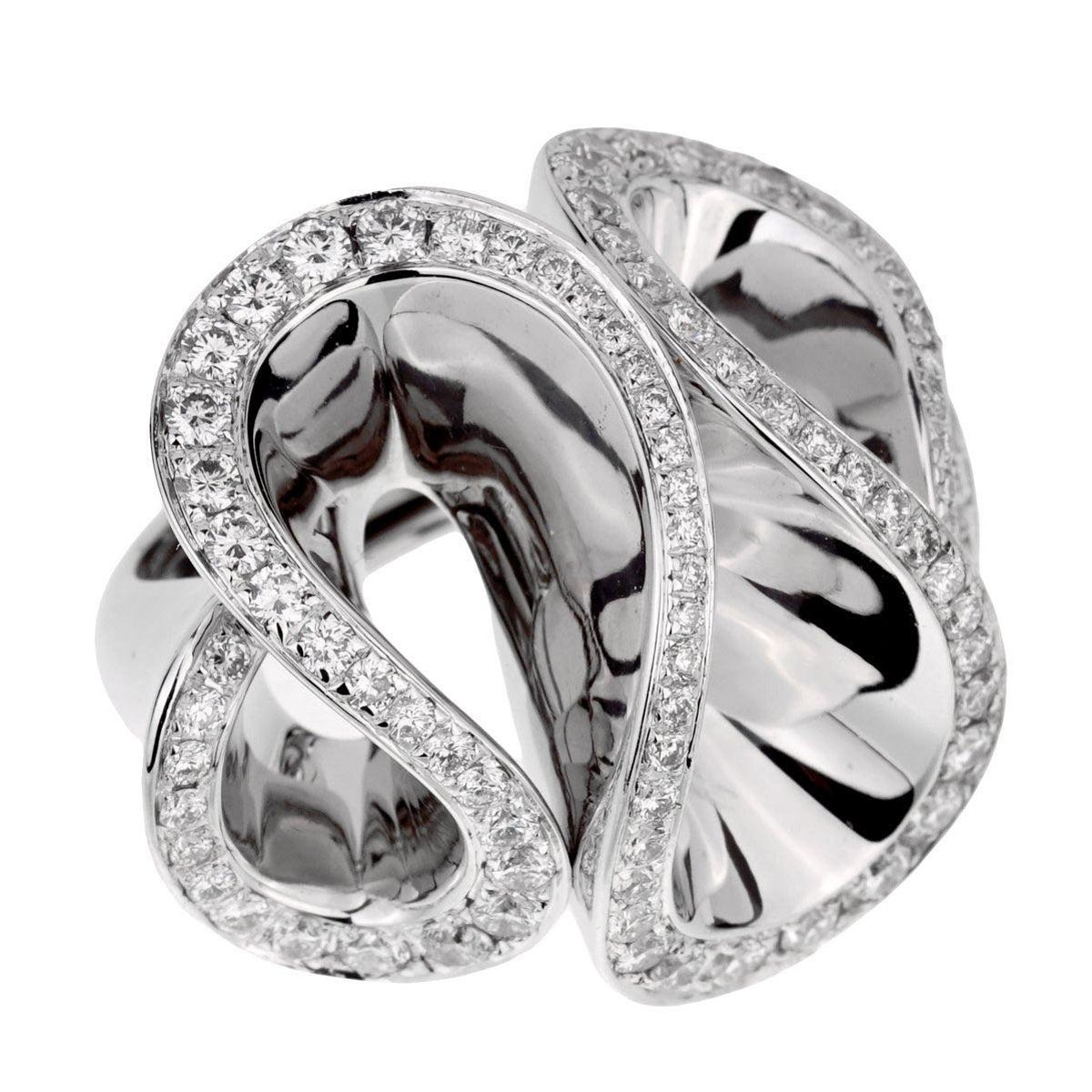 Front view of the diamond-set scroll