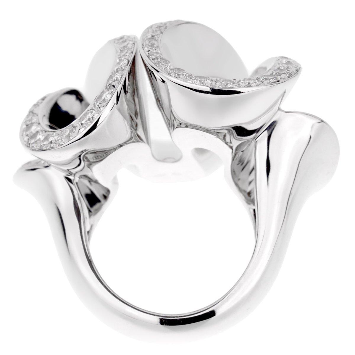 Rear view of the polished white-gold shank