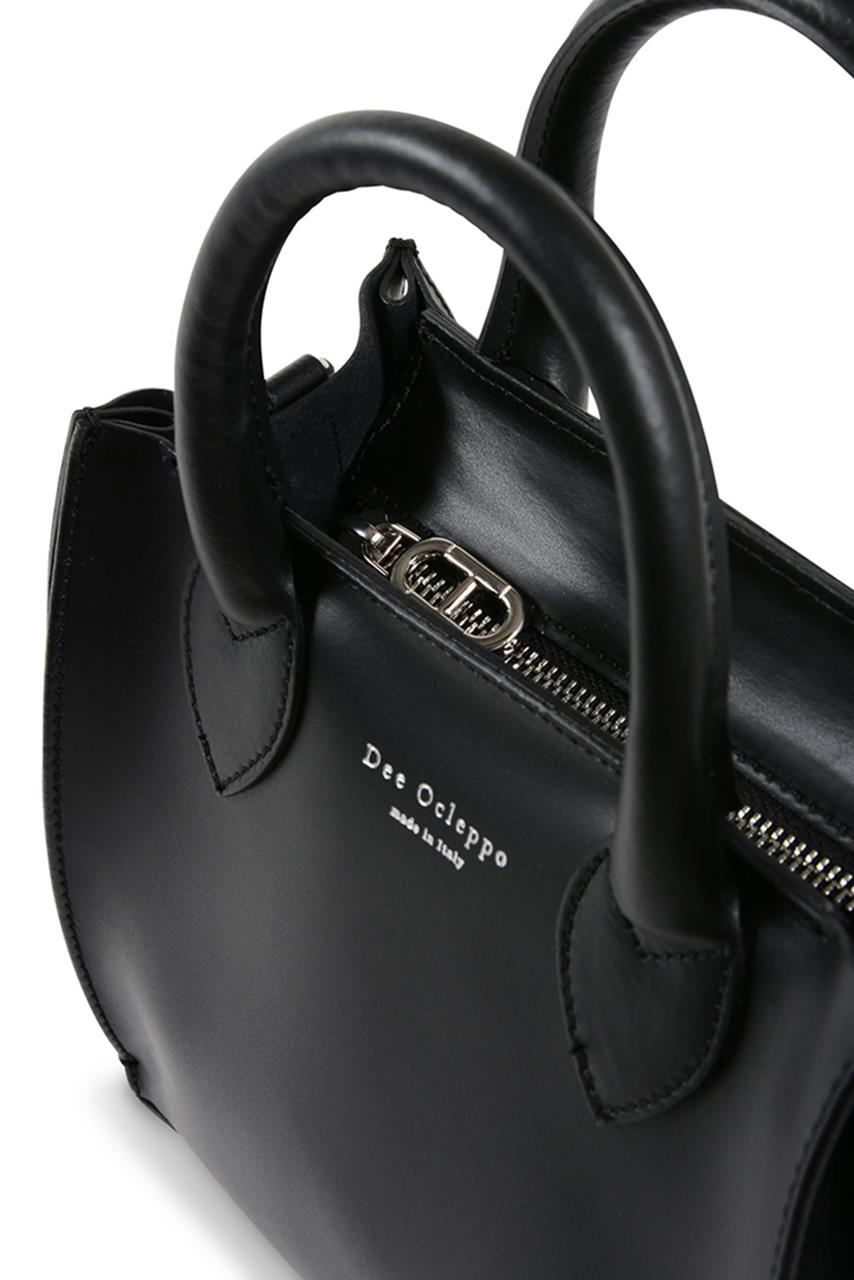 Close view of the zip and handle construction