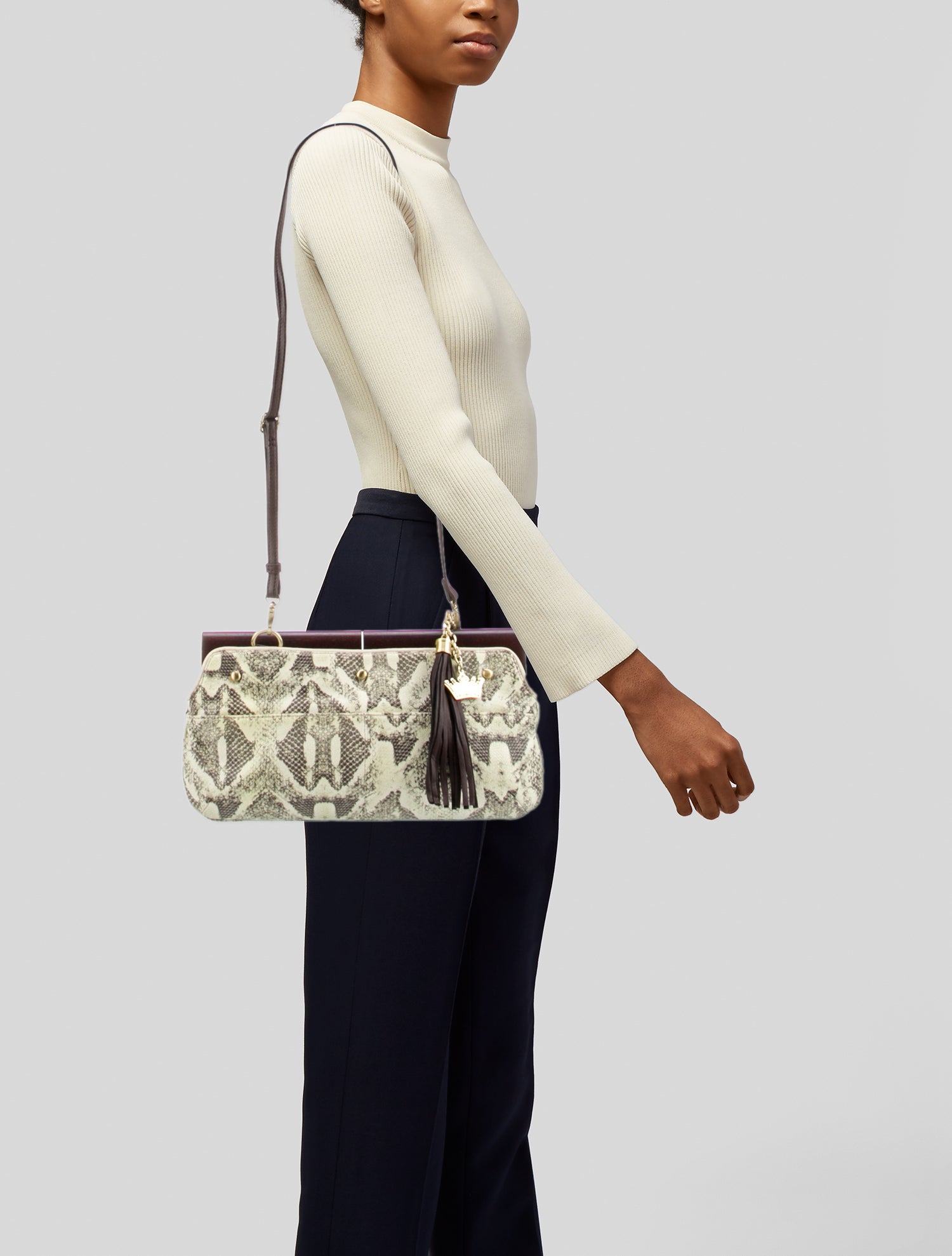 Snake-effect Trieste styled on the shoulder