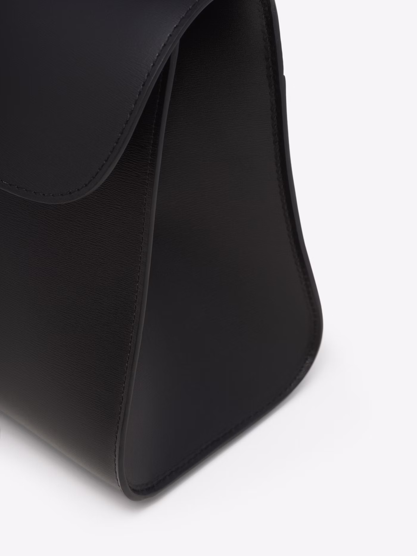 Signature D-shaped buckle close-up