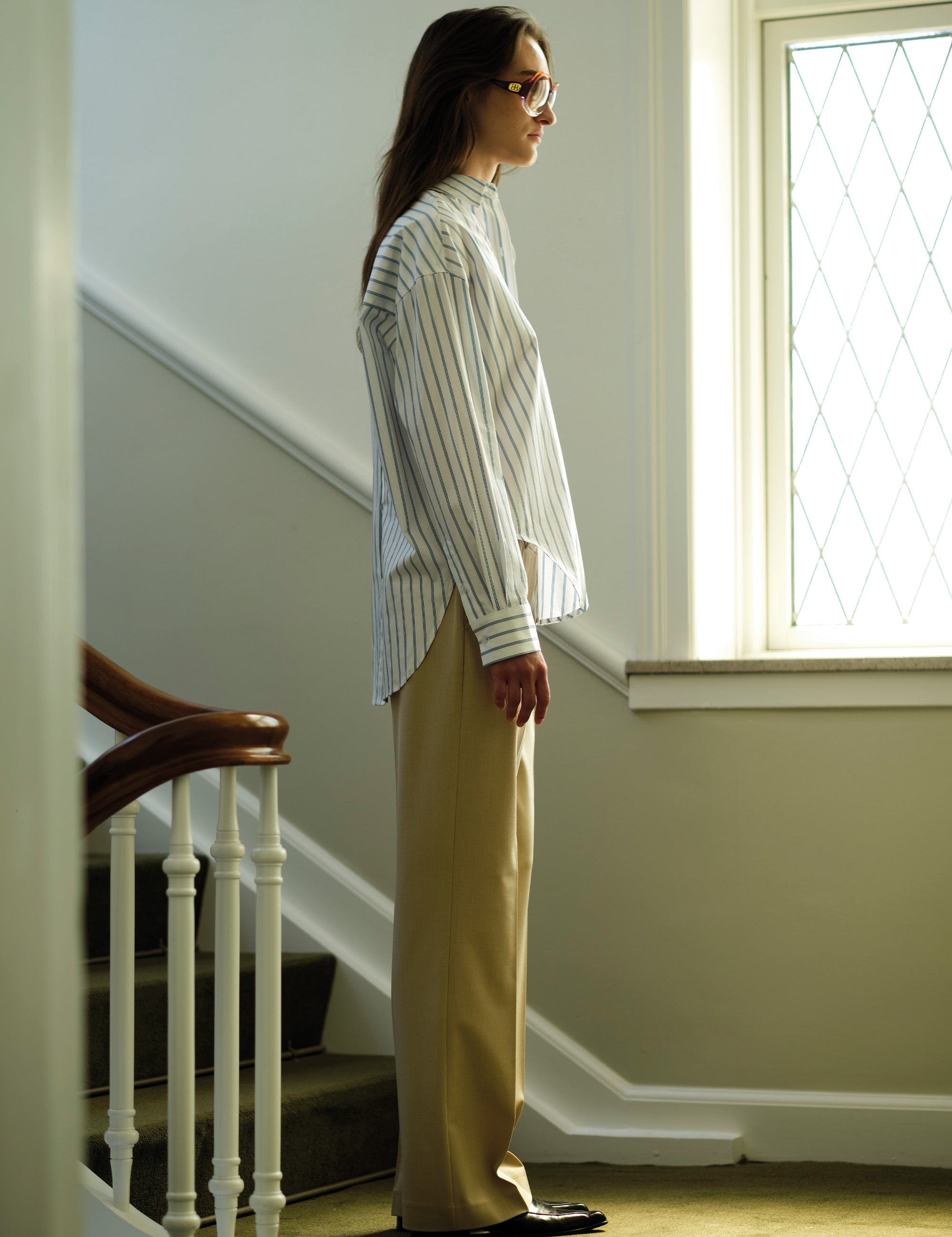 Side view with curved hem