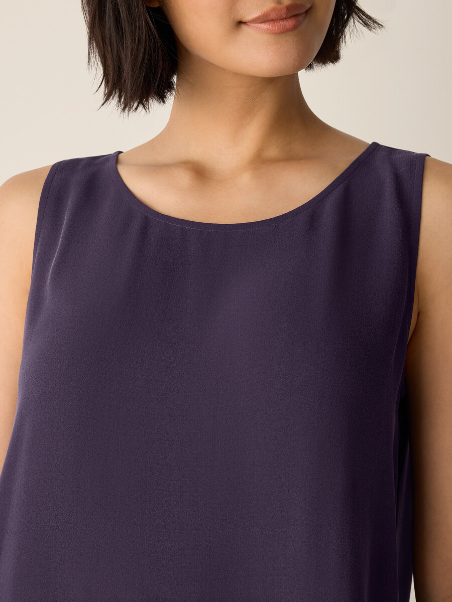 neckline closeup