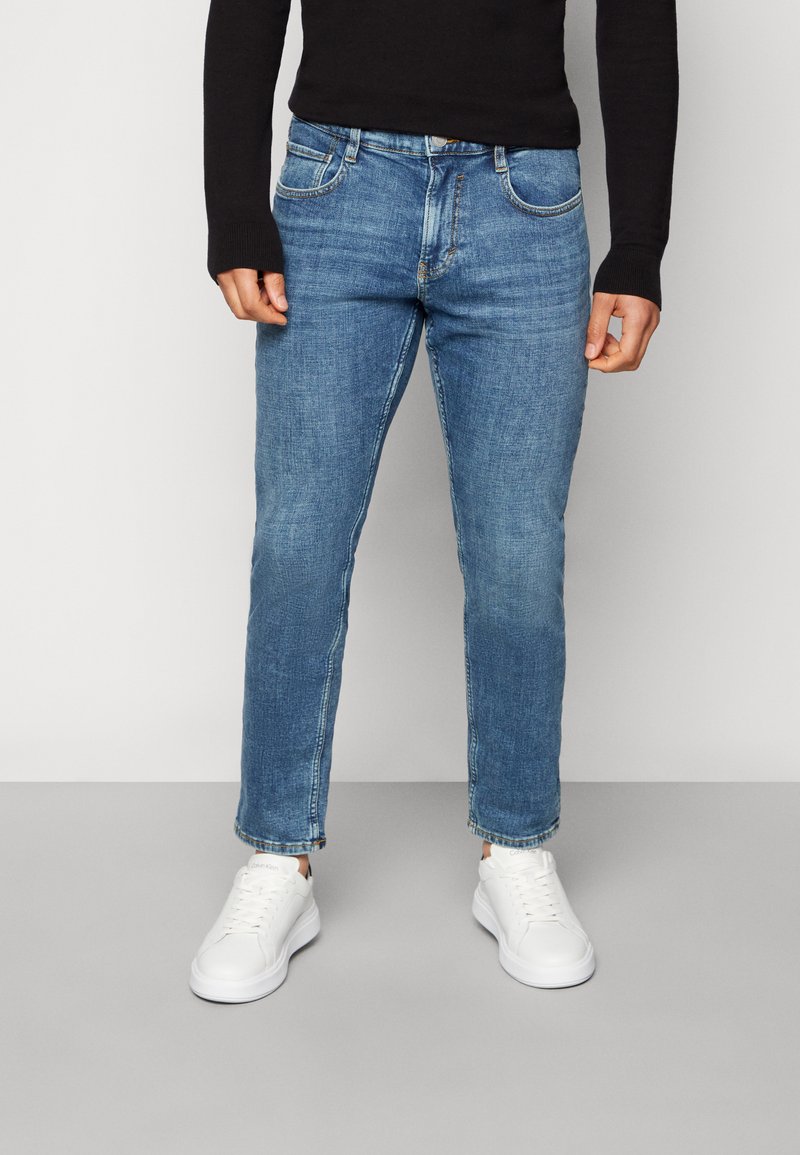 straight jeans detail