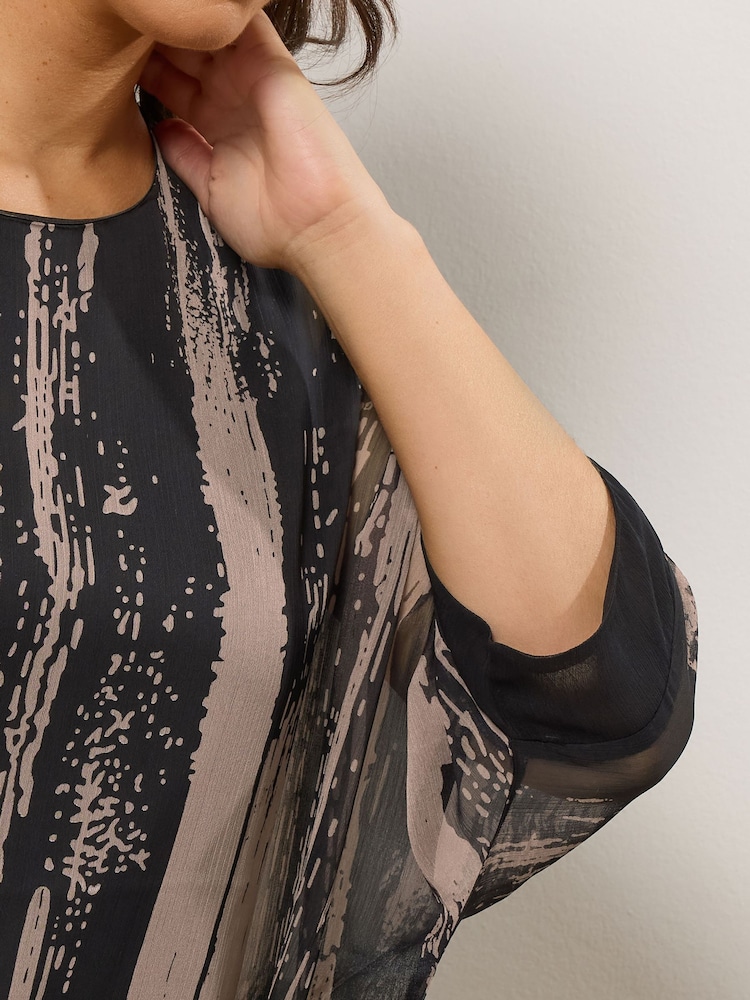 Sleeve and neckline detail