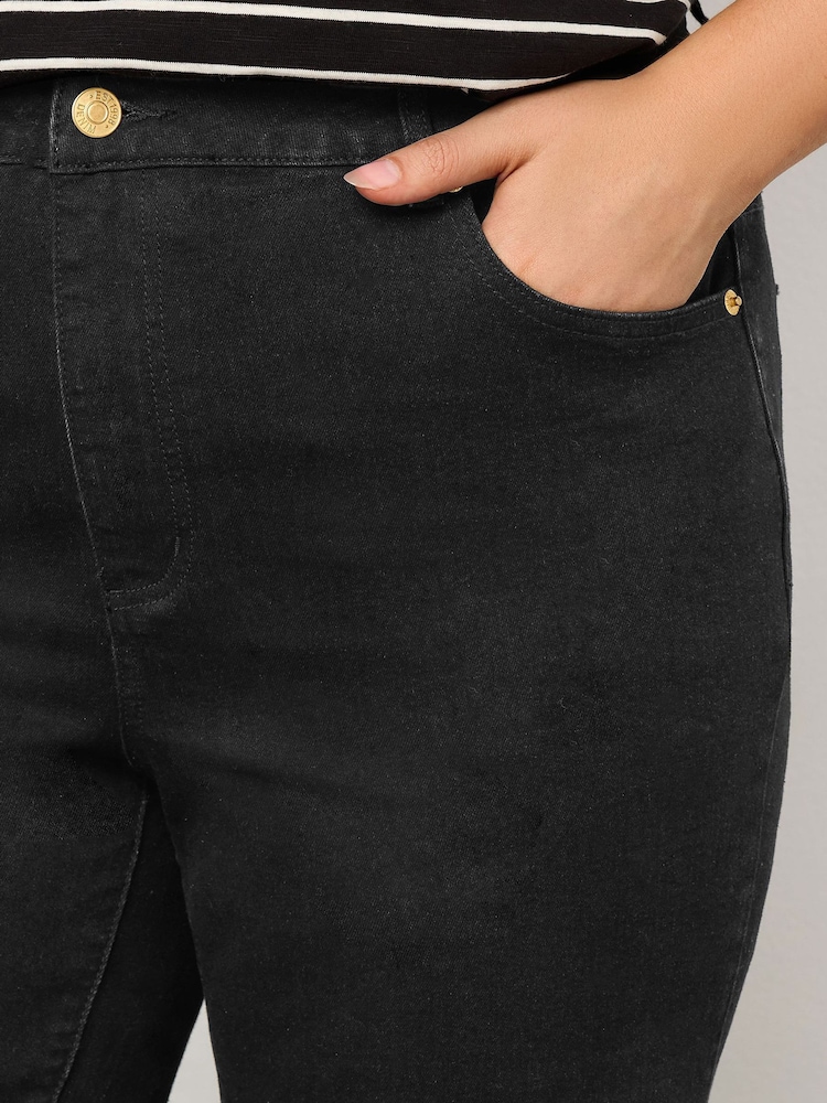 Pocket and hardware detail