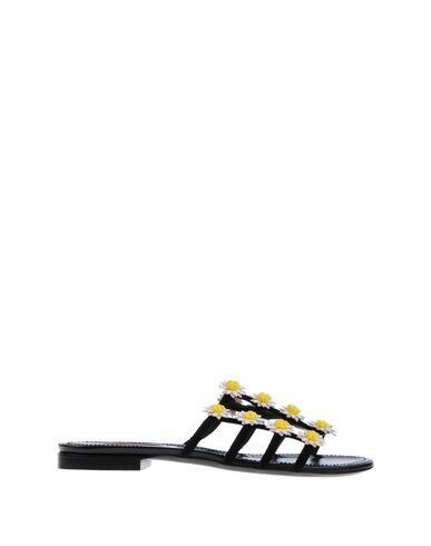 side profile of the open, low-heel slide shape