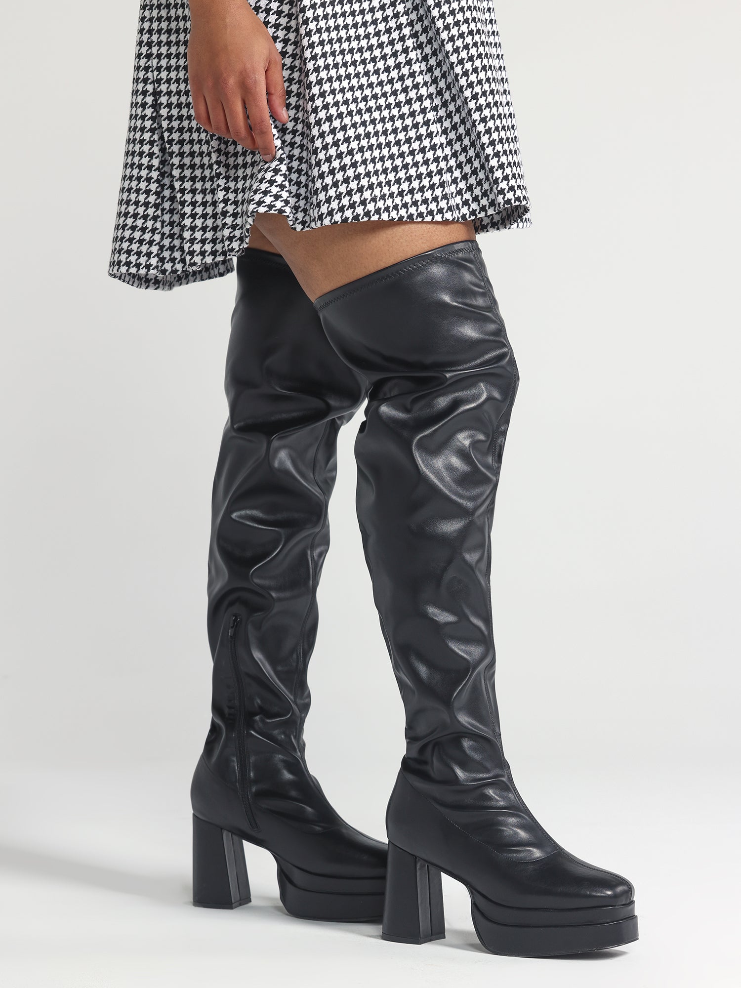 FASHION TO FIGURE