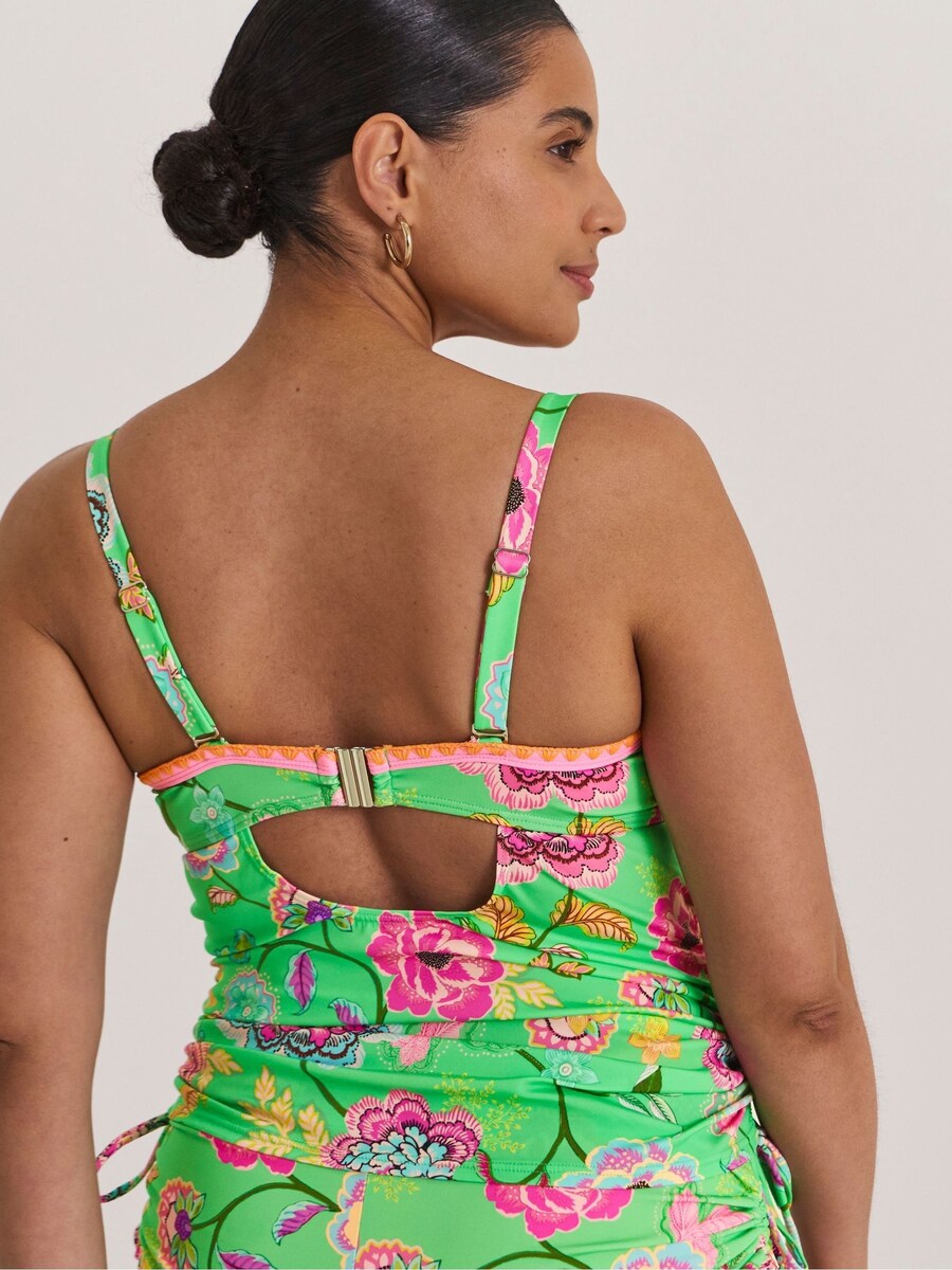 neckline detail
