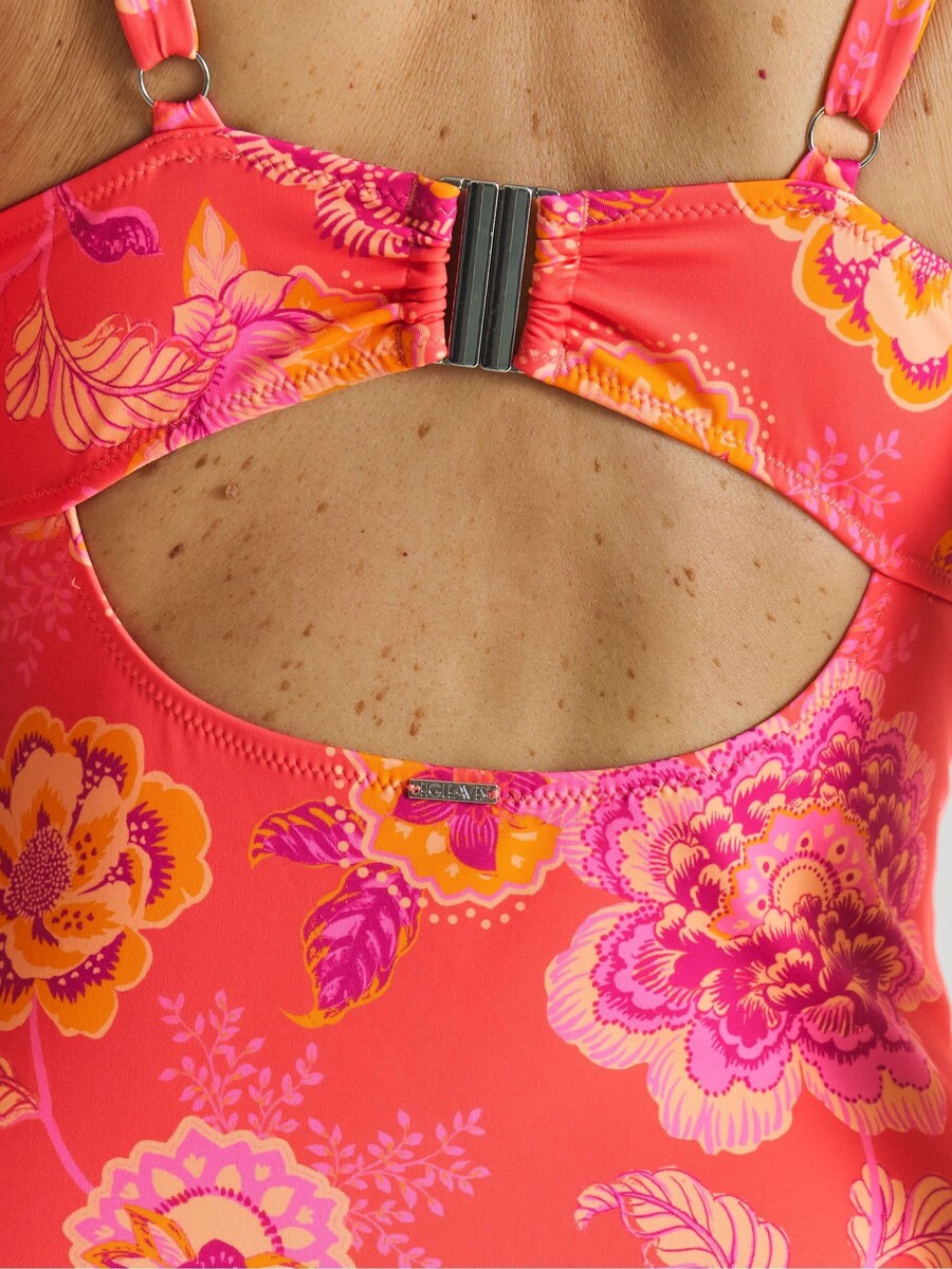 back clasp detail