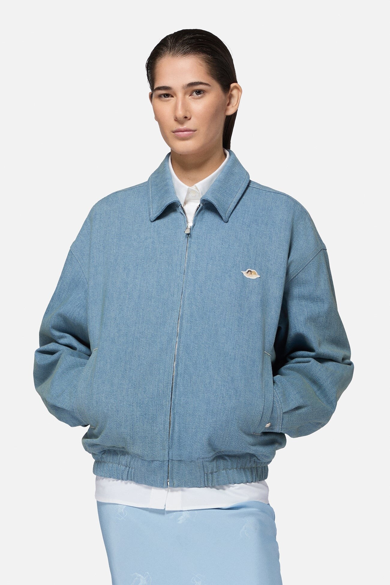 front fit with pointed collar and zip closure