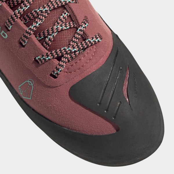 toe-lace detail